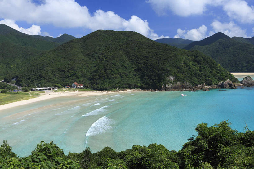 无人,家,横图,俯视,航拍,室外,白天,旅游,度假,海浪,海洋,沙滩,山,山脉,树林,植物,长崎,日本,亚洲,阴影,光线,沙子,影子,房屋,屋子,海岸,浪花,山峰,云,云朵,沙地,山峦,云彩,娱乐,楼房,住宅,树,树木,蓝色,绿色,白云,蓝天,天空,阳光,自然,海水,群山,天,享受,休闲,放松,生长,成长,鸟瞰,海景,东亚,日本国,长崎县,九州本岛,九州,九州岛,九州地方,高浜町,大海,风浪,海,海水的波动,海滩,近岸浪,涌浪,彩图,高角度拍摄,房子