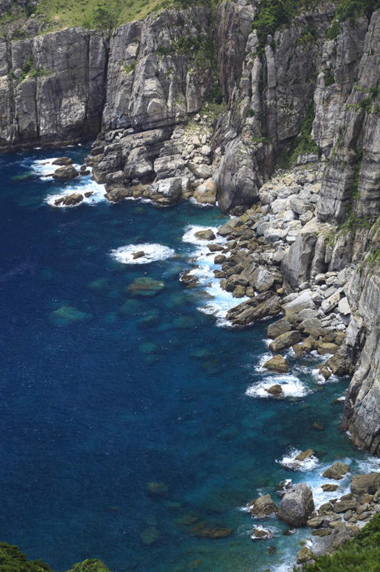 无人,竖图,俯视,航拍,室外,白天,旅游,度假,草地,草坪,海浪,海洋,石头,植物,长崎,日本,亚洲,石子,浪花,悬崖,娱乐,草,蓝色,绿色,海水,享受,休闲,石壁,放松,鸟瞰,海景,东亚,日本国,长崎县,九州本岛,九州,九州岛,九州地方,大瀬崎断崖,大海,风浪,海,海水的波动,近岸浪,石块,岩石,涌浪,彩图,高角度拍摄