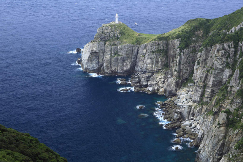 无人,横图,俯视,航拍,室外,白天,旅游,度假,草地,草坪,海浪,海洋,石头,植物,长崎,日本,亚洲,石子,浪花,悬崖,灯塔,娱乐,草,树,树木,蓝色,绿色,自然,海水,享受,休闲,石壁,放松,生长,成长,鸟瞰,海景,东亚,日本国,长崎县,九州本岛,九州,九州岛,九州地方,大瀬崎断崖,大海,风浪,海,海水的波动,近岸浪,石块,岩石,涌浪,彩图,高角度拍摄