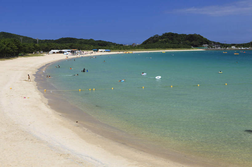 游泳,东方人,横图,俯视,室外,白天,旅游,度假,海浪,海洋,沙滩,山,树林,植物,长崎,日本,亚洲,游客,阴影,光线,沙子,影子,海岸,浪花,山峰,云,云朵,沙地,山峦,许多人,云彩,黄种人,娱乐,树,树木,蓝色,绿色,白云,蓝天,天空,阳光,自然,海水,天,一群人,享受,休闲,放松,生长,成长,海景,东亚,日本国,长崎县,九州本岛,九州,九州岛,九州地方,高浜町,男人,男性,年轻男性,年轻女性,女人,女性,亚洲人,大海,风浪,海,海水的波动,海滩,近岸浪,涌浪,半身,彩图,高角度拍摄