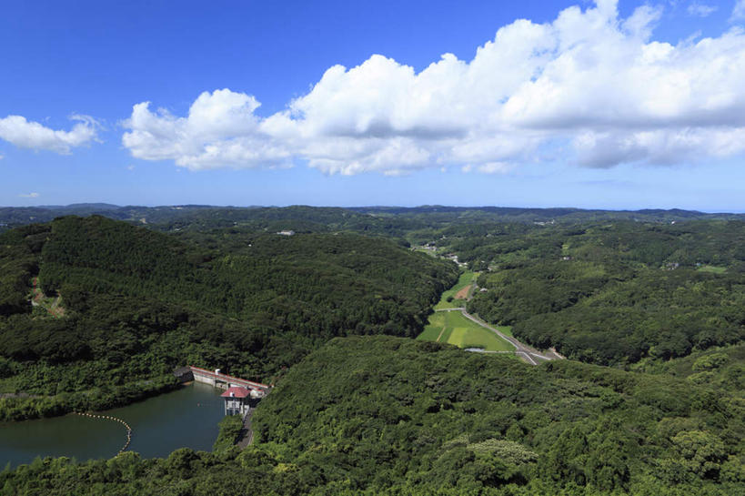 无人,农田,横图,俯视,室外,白天,旅游,度假,庄稼,河流,山,树林,水,植物,长崎,日本,亚洲,河水,山峰,水流,云,云朵,山峦,云彩,娱乐,水库,树,树木,蓝色,绿色,白云,蓝天,天空,自然,天,享受,休闲,放松,生长,成长,东亚,日本国,长崎县,九州本岛,九州,九州岛,九州地方,彩图,高角度拍摄,耕地,庄稼田