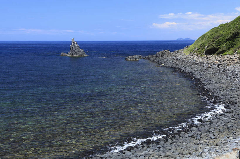 无人,横图,室外,白天,正面,旅游,度假,海浪,海洋,礁石,石头,沙滩,山,长崎,日本,亚洲,沙子,石子,海岸,浪花,山峰,水平线,云,云朵,辽阔,海平线,沙地,山峦,云彩,娱乐,蓝色,白云,蓝天,天空,海水,天,享受,休闲,广阔,放松,一望无际,海景,东亚,日本国,长崎县,九州本岛,九州,九州岛,九州地方,无边无际,一马平川,大海,风浪,海,海水的波动,海滩,近岸浪,石块,涌浪,彩图,水天相接,水天一线