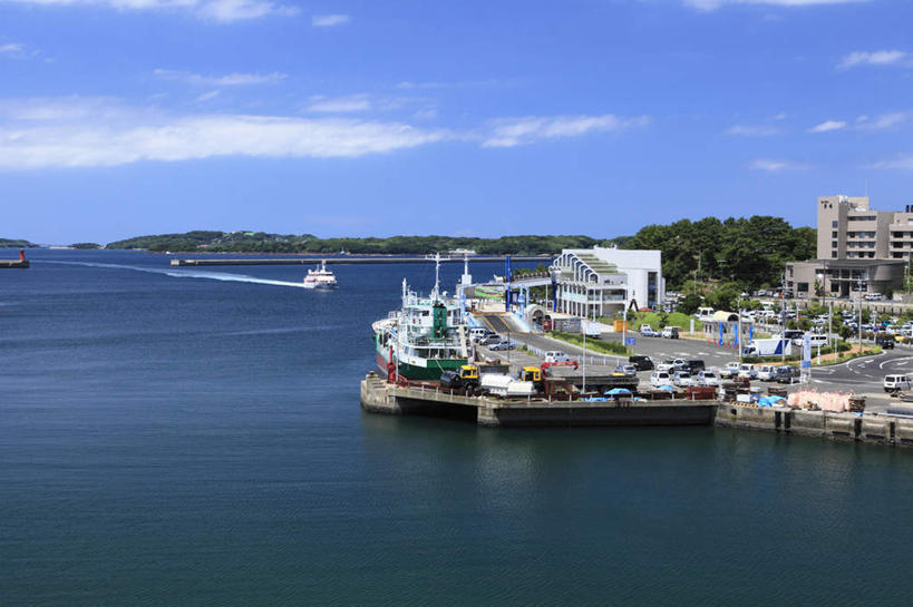 无人,码头,横图,俯视,室外,白天,旅游,度假,海浪,海洋,树林,植物,港口,汽车,长崎,日本,亚洲,许多,波纹,飞溅,溅,液体,房屋,屋子,浪花,云,云朵,云彩,娱乐,楼房,车,树,树木,蓝色,绿色,白云,蓝天,水纹,天空,自然,海水,船尾波,交通工具,轿车,波浪,天,行驶,享受,休闲,放松,生长,成长,喷洒,海景,东亚,日本国,长崎县,九州本岛,九州,九州岛,九州地方,大海,风浪,海,海水的波动,近岸浪,涌浪,彩图,高角度拍摄,房子,摆渡口,埠头,渡口,渡头,港湾,海港,货运码头,口岸,商港