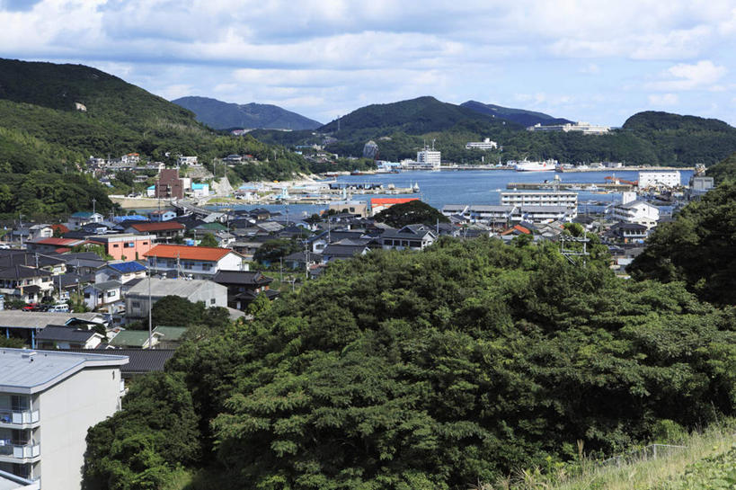 无人,家,横图,俯视,室外,白天,旅游,度假,海浪,海洋,山,树林,植物,长崎,日本,亚洲,许多,房屋,屋子,浪花,山峰,云,云朵,山峦,云彩,娱乐,楼房,住宅,树,树木,排列,蓝色,绿色,白云,蓝天,天空,自然,海水,天,享受,休闲,放松,生长,成长,队列,海景,东亚,日本国,长崎县,九州本岛,九州,九州岛,九州地方,大海,风浪,海,海水的波动,近岸浪,涌浪,彩图,高角度拍摄,房子