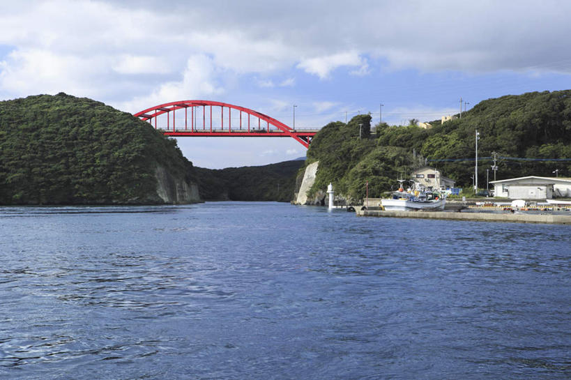 无人,横图,室外,白天,正面,旅游,度假,海浪,海洋,山,树林,植物,大桥,立交桥,桥梁,长崎,日本,亚洲,阴影,光线,影子,房屋,屋子,浪花,山峰,云,云朵,高架,斜拉桥,桥,山峦,云彩,娱乐,树,树木,红色,蓝色,绿色,白云,蓝天,天空,阳光,自然,海水,天,享受,休闲,放松,生长,成长,海景,东亚,日本国,长崎县,九州本岛,九州,九州岛,九州地方,大海,风浪,海,海水的波动,近岸浪,涌浪,彩图,房子