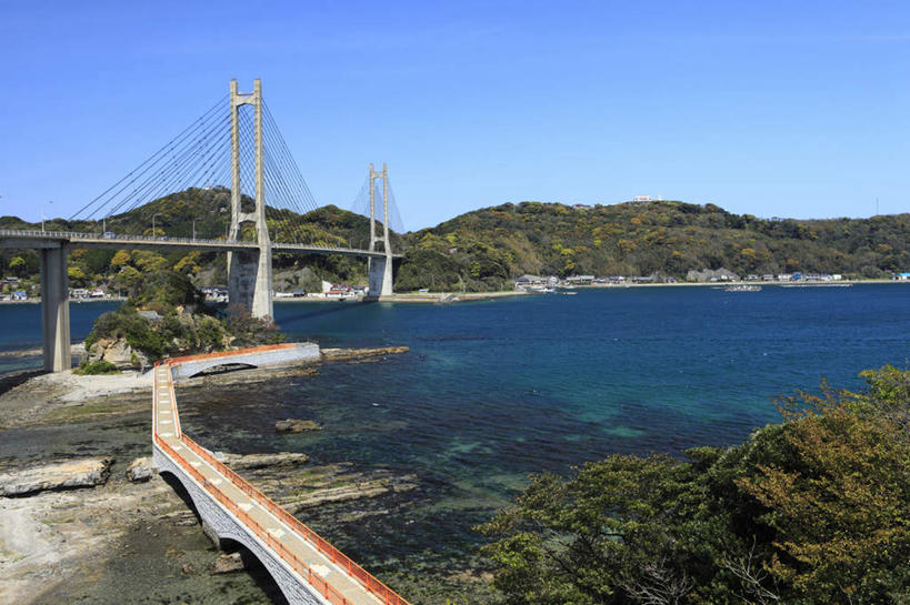 无人,横图,室外,白天,正面,旅游,度假,海浪,海洋,山,树林,植物,大桥,立交桥,桥梁,日本,亚洲,浪花,山峰,高架,斜拉桥,桥,山峦,娱乐,树,树木,蓝色,绿色,蓝天,天空,自然,海水,天,享受,休闲,放松,生长,成长,海景,东亚,日本国,九州本岛,九州,九州岛,九州地方,呼子大桥,大海,风浪,海,海水的波动,近岸浪,涌浪,彩图