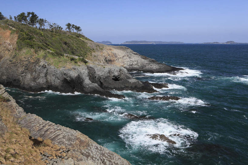 无人,横图,室外,白天,正面,旅游,度假,草地,草坪,海浪,海洋,礁石,石头,山,植物,日本,亚洲,石子,浪花,山峰,山峦,娱乐,草,树,树木,蓝色,绿色,蓝天,天空,自然,海水,天,享受,休闲,放松,生长,成长,海景,东亚,日本国,九州本岛,九州,九州岛,九州地方,大海,风浪,海,海水的波动,近岸浪,石块,岩石,涌浪,彩图