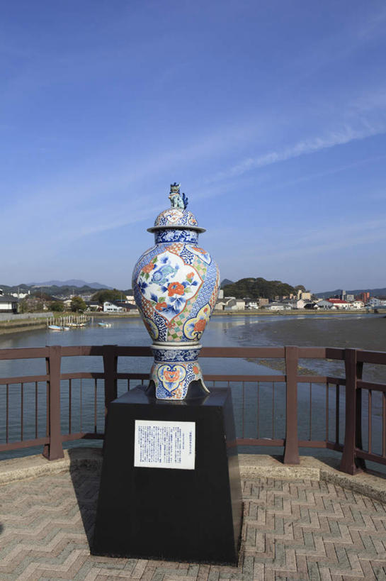 无人,栏杆,竖图,室外,白天,正面,旅游,度假,河流,山,水,花瓶,日本,亚洲,花纹,标志,瓷器,图案,文字,字符,字母,房屋,屋子,河水,山峰,水流,云,云朵,围栏,陶瓷制品,山峦,云彩,娱乐,标识,护栏,楼房,蓝色,白云,蓝天,天空,天,享受,休闲,放松,东亚,日本国,九州本岛,九州,九州岛,九州地方,彩图,房子