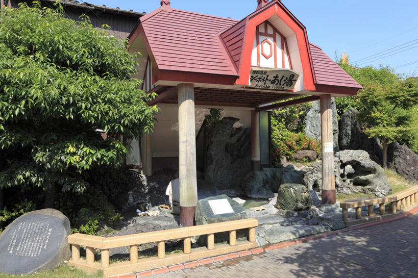 无人,家,栏杆,横图,室外,白天,正面,旅游,度假,植物,日本,亚洲,阴影,光线,瓦片,影子,房屋,屋檐,屋子,围栏,娱乐,护栏,楼房,檐,住宅,树,树木,红色,蓝色,绿色,蓝天,天空,阳光,自然,天,享受,休闲,放松,生长,成长,东亚,日本国,九州本岛,九州,九州岛,九州地方,彩图,房子