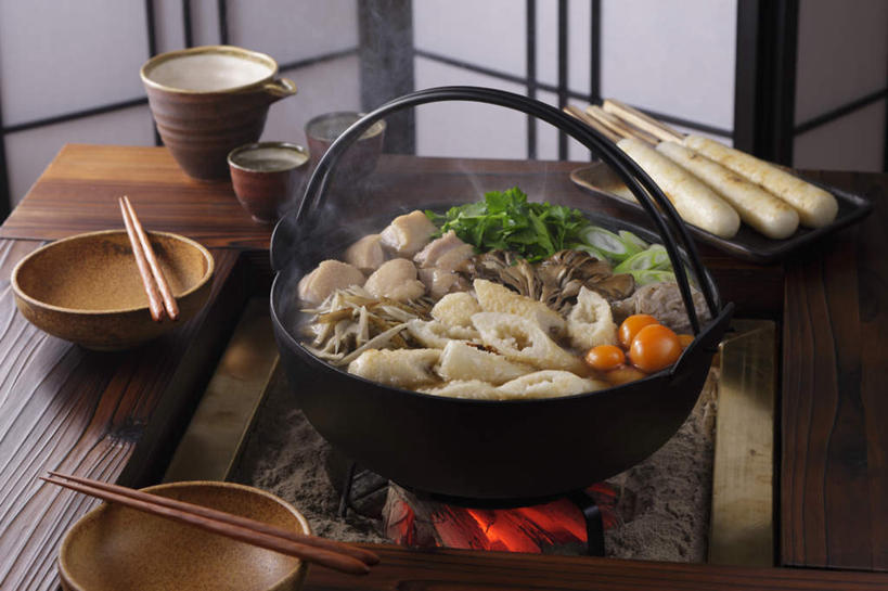 豆腐,清酒,无人,餐厅,横图,俯视,室内,特写,白天,烹饪,烘焙,餐桌,筷子,屏风,桌子,萝卜,胡萝卜,蔬菜,杯子,火,新鲜,炖锅,炭火,勺子,大白菜,菌菇,青菜,香菜,香菇,蛋,鸡蛋,日本料理,料理,食品,年糕,菌类,文化,传统,锅,火锅,菜肴,美食,竹签,玻璃制品,酒,食物,绿色,水杯,调羹,汤匙,碗,日式料理,日式,食用菌,佳肴,有机食品,绿色食品,餐台,清酒杯,礼节,礼仪,胡菜,香荽,原荽,园荽,芫荽,日式火锅,玻璃杯,红萝卜,甘荀,彩图,高角度拍摄,餐馆,饭店,饭馆