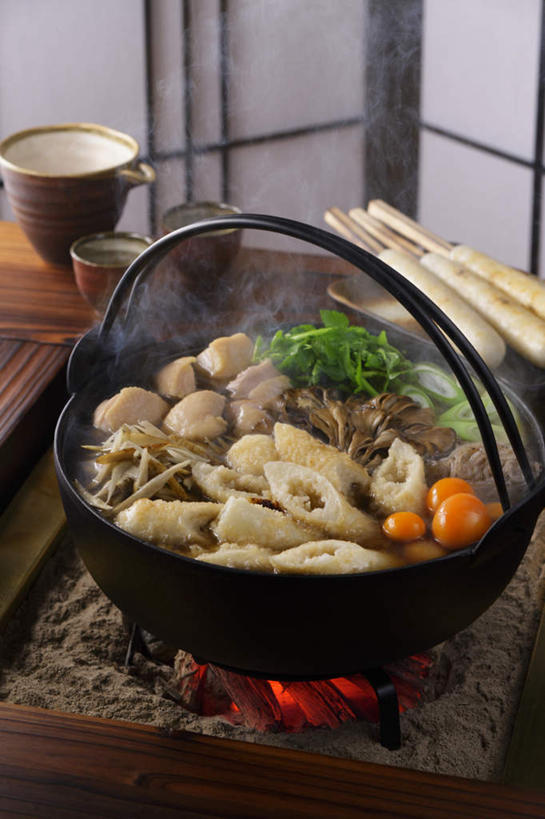 豆腐,清酒,无人,餐厅,竖图,俯视,室内,特写,白天,烹饪,烘焙,餐桌,筷子,屏风,桌子,萝卜,胡萝卜,蔬菜,杯子,火,新鲜,炖锅,炭火,勺子,大白菜,菌菇,青菜,香菜,香菇,蛋,鸡蛋,日本料理,料理,食品,年糕,菌类,文化,传统,锅,火锅,菜肴,美食,竹签,玻璃制品,酒,食物,绿色,水杯,调羹,汤匙,碗,日式料理,日式,食用菌,佳肴,有机食品,绿色食品,餐台,清酒杯,礼节,礼仪,胡菜,香荽,原荽,园荽,芫荽,日式火锅,玻璃杯,红萝卜,甘荀,彩图,高角度拍摄,餐馆,饭店,饭馆