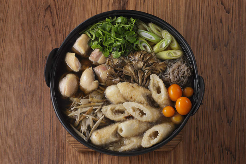 豆腐,清酒,无人,餐厅,横图,俯视,室内,特写,白天,烹饪,烘焙,餐桌,筷子,桌子,萝卜,胡萝卜,蔬菜,杯子,火,新鲜,炖锅,炭火,勺子,大白菜,菌菇,青菜,香菜,香菇,蛋,鸡蛋,日本料理,料理,食品,年糕,菌类,文化,传统,锅,火锅,菜肴,美食,竹签,玻璃制品,酒,食物,绿色,水杯,调羹,汤匙,碗,日式料理,日式,食用菌,佳肴,有机食品,绿色食品,餐台,清酒杯,礼节,礼仪,胡菜,香荽,原荽,园荽,芫荽,日式火锅,玻璃杯,红萝卜,甘荀,彩图,高角度拍摄,餐馆,饭店,饭馆