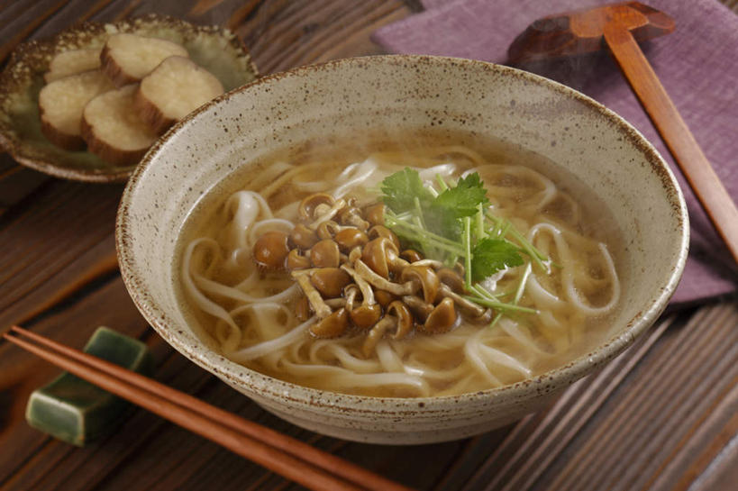 面食,面条,无人,餐厅,横图,俯视,室内,特写,白天,烹饪,餐桌,筷子,桌子,餐具,碟子,盘,勺子,菌菇,香菜,面,汤,日本料理,料理,食品,筷架,菌类,筷枕,文化,传统,菜肴,美食,食物,盘子,调羹,碟,汤匙,碗,日式料理,日式,陶器,乌冬面,食用菌,佳肴,餐台,礼节,筷子架,礼仪,胡菜,香荽,原荽,园荽,芫荽,彩图,高角度拍摄,餐馆,饭店,饭馆