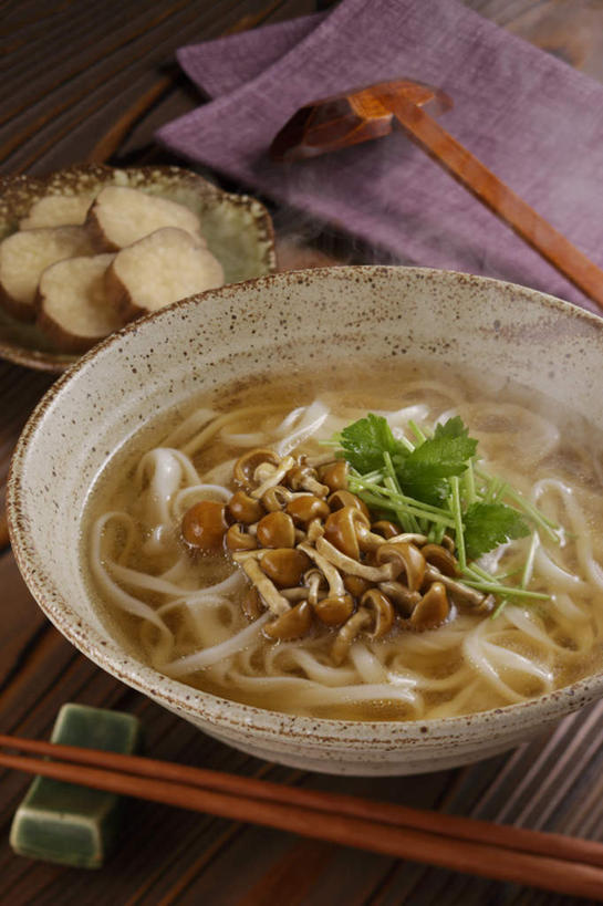 面食,面条,无人,餐厅,竖图,俯视,室内,特写,白天,烹饪,餐桌,筷子,桌子,餐具,碟子,盘,勺子,菌菇,香菜,面,汤,日本料理,料理,食品,筷架,菌类,筷枕,文化,传统,菜肴,美食,食物,盘子,调羹,碟,汤匙,碗,日式料理,日式,陶器,乌冬面,食用菌,佳肴,餐台,礼节,筷子架,礼仪,胡菜,香荽,原荽,园荽,芫荽,彩图,高角度拍摄,餐馆,饭店,饭馆