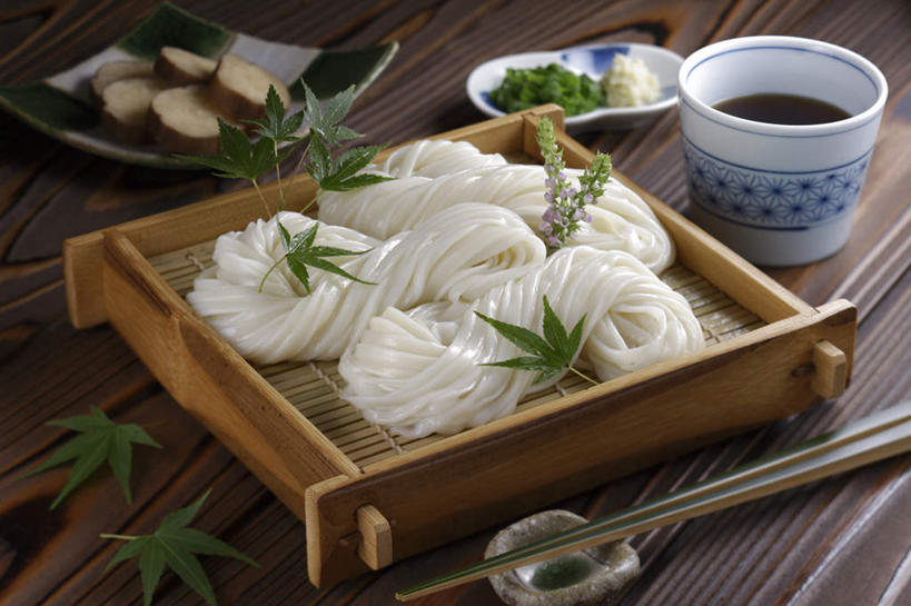 面食,面条,无人,餐厅,横图,俯视,室内,特写,白天,烹饪,餐桌,筷子,桌子,杯子,餐具,叶子,装饰,盛开,透明,碟子,盘,酱料,酱汁,面,日本料理,料理,食品,绿叶,筷架,花蕾,筷枕,文化,传统,菜肴,美食,花,花瓣,花朵,鲜花,食物,紫色,白色,盘子,碟,日式料理,花苞,花蕊,日式,嫩叶,乌冬面,佳肴,餐台,礼节,筷子架,笼屉,礼仪,叶,叶片,彩图,高角度拍摄,餐馆,饭店,饭馆