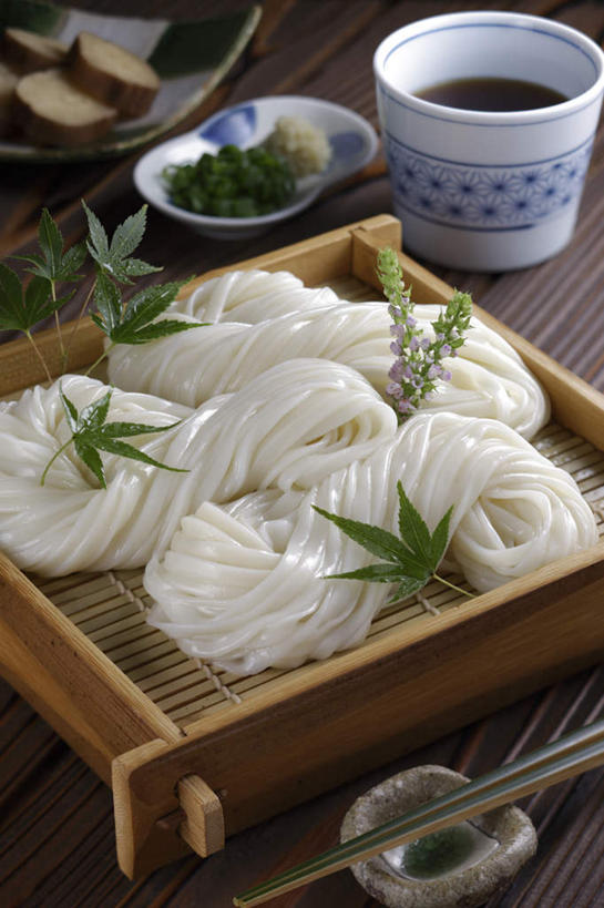 面食,面条,无人,餐厅,竖图,俯视,室内,特写,白天,烹饪,餐桌,筷子,桌子,杯子,餐具,叶子,装饰,盛开,透明,碟子,盘,酱料,酱汁,面,日本料理,料理,食品,绿叶,筷架,花蕾,筷枕,文化,传统,菜肴,美食,花,花瓣,花朵,鲜花,食物,紫色,白色,盘子,碟,日式料理,花苞,花蕊,日式,嫩叶,乌冬面,佳肴,餐台,礼节,筷子架,笼屉,礼仪,叶,叶片,彩图,高角度拍摄,餐馆,饭店,饭馆