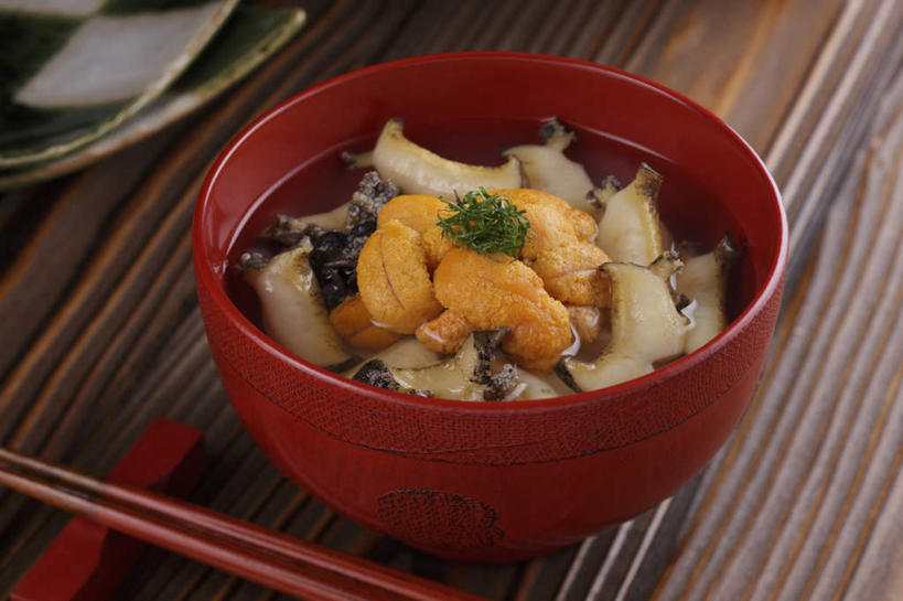 无人,餐厅,横图,俯视,室内,特写,白天,烹饪,餐桌,筷子,桌子,餐具,鱼,碟子,盘,汤,香料,日本料理,料理,食品,筷架,鱼籽,筷枕,文化,传统,菜肴,美食,海洋生物,食物,黄色,盘子,碟,碗,日式料理,日式,鲍鱼,佳肴,餐台,礼节,筷子架,迷迭香,水生动物,礼仪,水生物,海底动物,彩图,高角度拍摄,餐馆,饭店,饭馆