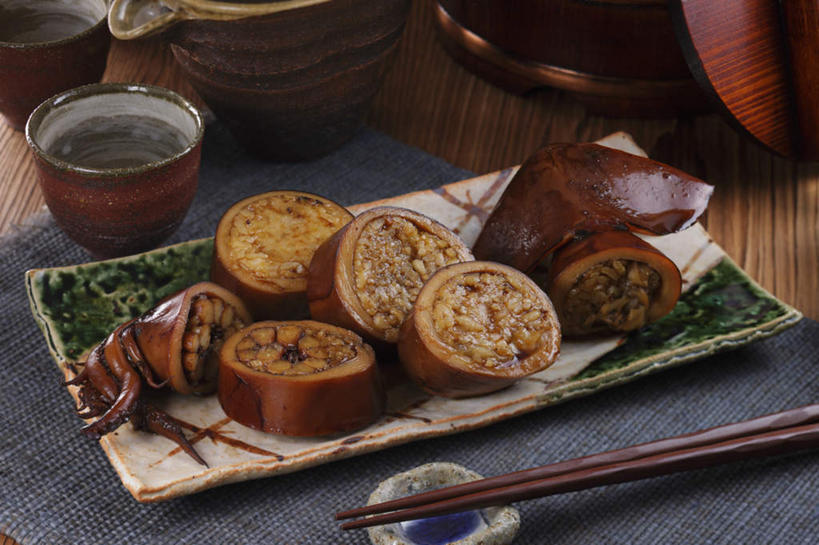 清酒,无人,餐厅,横图,俯视,室内,特写,白天,烹饪,烧烤,餐桌,筷子,桌子,鱿鱼,杯子,餐具,碟子,盖子,盘,日本料理,料理,食品,筷架,烤肉,筷枕,文化,传统,菜肴,美食,酒,食物,盘子,酒杯,垫子,碟,日式料理,日式,佳肴,餐台,清酒杯,礼节,筷子架,笼屉,礼仪,柔鱼,枪乌贼,彩图,高角度拍摄,餐馆,饭店,饭馆