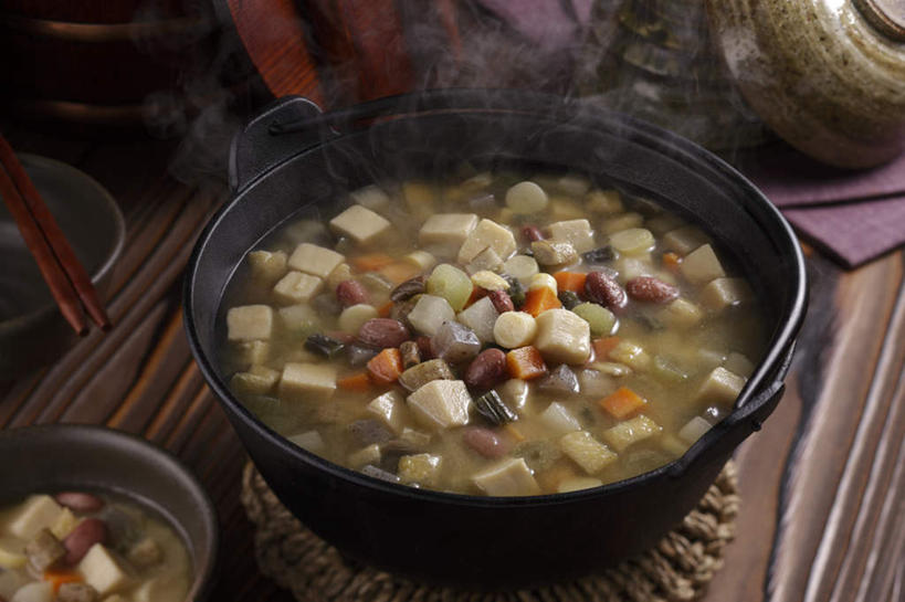 豆腐,无人,餐厅,横图,俯视,室内,特写,白天,烹饪,餐桌,桌子,餐具,勺子,汤,日本料理,味增汤,料理,食品,切块,锅,菜肴,美食,食物,垫子,调羹,汤匙,碗,日式料理,日式,佳肴,餐台,进餐用具,烹调用具,彩图,高角度拍摄,餐馆,饭店,饭馆