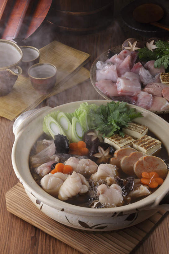 清酒,无人,餐厅,竖图,俯视,室内,特写,白天,烹饪,餐桌,筷子,桌子,萝卜,胡萝卜,蔬菜,杯子,新鲜,炖锅,勺子,菌菇,生菜,香菇,日本料理,料理,食品,菌类,文化,传统,锅,火锅,菜肴,美食,酒,食物,绿色,酒杯,调羹,汤匙,碗,日式料理,日式,食用菌,佳肴,有机食品,绿色食品,餐台,清酒杯,礼节,礼仪,日式火锅,红萝卜,甘荀,彩图,高角度拍摄,餐馆,饭店,饭馆