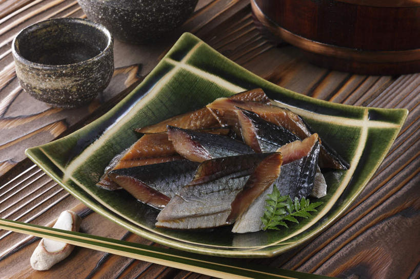 清酒,无人,餐厅,横图,俯视,室内,特写,白天,烹饪,餐桌,筷子,桌子,杯子,餐具,鱼,碟子,盘,日本料理,料理,食品,筷架,筷枕,文化,传统,菜肴,美食,海洋生物,酒,食物,腌制,盘子,酒杯,碟,日式料理,日式,佳肴,餐台,清酒杯,礼节,筷子架,鲱鱼,水生动物,礼仪,水生物,海底动物,进餐用具,烹调用具,彩图,高角度拍摄,餐馆,饭店,饭馆