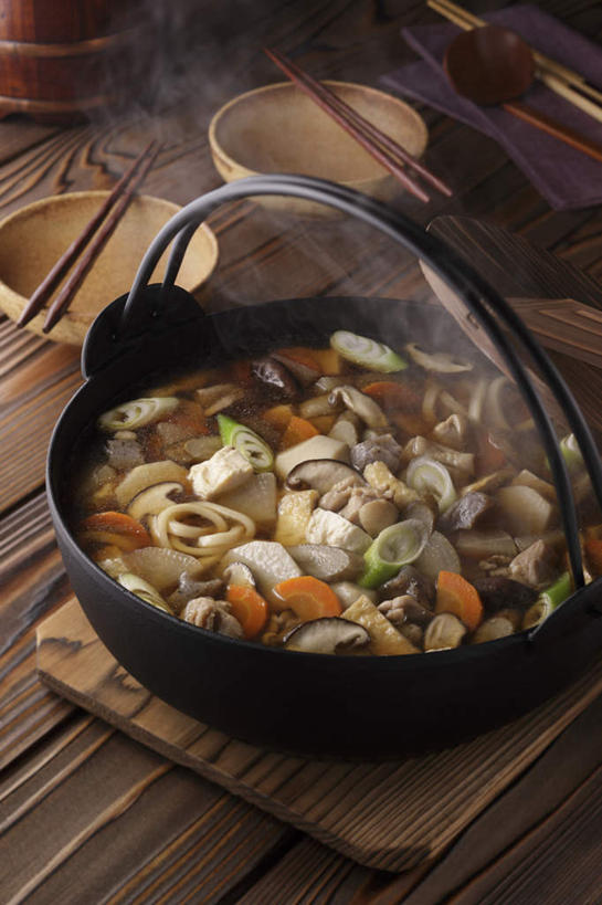 无人,餐厅,竖图,俯视,室内,特写,白天,烹饪,餐桌,筷子,桌子,萝卜,胡萝卜,蔬菜,新鲜,炖锅,勺子,菌菇,生菜,香菇,日本料理,料理,食品,菌类,文化,传统,锅,火锅,菜肴,美食,食物,绿色,调羹,汤匙,碗,日式料理,日式,食用菌,佳肴,有机食品,绿色食品,餐台,礼节,礼仪,红萝卜,甘荀,彩图,高角度拍摄,餐馆,饭店,饭馆