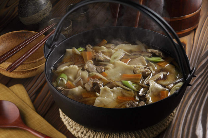 无人,餐厅,横图,俯视,室内,特写,白天,烹饪,餐桌,筷子,桌子,萝卜,胡萝卜,蔬菜,新鲜,炖锅,勺子,菌菇,生菜,香菇,日本料理,料理,食品,菌类,文化,传统,锅,火锅,菜肴,美食,食物,绿色,调羹,汤匙,碗,日式料理,日式,食用菌,佳肴,有机食品,绿色食品,餐台,礼节,礼仪,红萝卜,甘荀,彩图,高角度拍摄,餐馆,饭店,饭馆