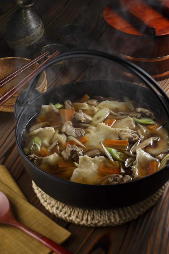 无人,餐厅,竖图,俯视,室内,特写,白天,烹饪,餐桌,筷子,桌子,萝卜,胡萝卜,蔬菜,新鲜,炖锅,勺子,菌菇,生菜,香菇,日本料理,料理,食品,菌类,文化,传统,锅,火锅,菜肴,美食,食物,绿色,调羹,汤匙,碗,日式料理,日式,食用菌,佳肴,有机食品,绿色食品,餐台,礼节,礼仪,红萝卜,甘荀,彩图,高角度拍摄,餐馆,饭店,饭馆