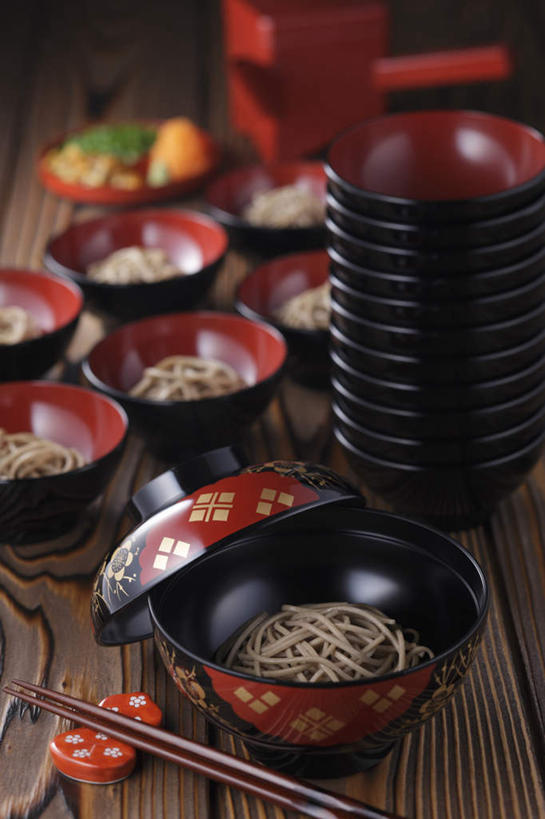 面食,面条,芥末,无人,餐厅,竖图,俯视,室内,特写,白天,烹饪,餐桌,筷子,桌子,蔬菜,餐具,许多,切碎,新鲜,盖子,葱,菌菇,青葱,酱料,面,日本料理,料理,食品,筷架,调味品,调味料,菌类,筷枕,文化,传统,菜肴,美食,食物,排列,碗,日式料理,日式,食用菌,荞麦面,佳肴,有机食品,绿色食品,餐台,堆,礼节,筷子架,配菜,队列,礼仪,芥末酱,碗子荞麦面,进餐用具,烹调用具,彩图,高角度拍摄,餐馆,饭店,饭馆