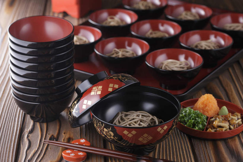 面食,面条,芥末,无人,餐厅,横图,俯视,室内,特写,白天,烹饪,餐桌,筷子,桌子,蔬菜,餐具,许多,切碎,新鲜,盖子,葱,菌菇,青葱,酱料,面,日本料理,料理,食品,筷架,调味品,调味料,菌类,筷枕,文化,传统,菜肴,美食,食物,排列,碗,日式料理,日式,食用菌,荞麦面,佳肴,有机食品,绿色食品,餐台,堆,礼节,筷子架,配菜,队列,礼仪,芥末酱,碗子荞麦面,进餐用具,烹调用具,彩图,高角度拍摄,餐馆,饭店,饭馆