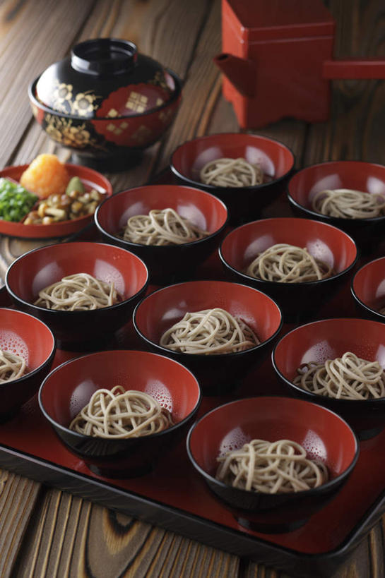 面食,面条,芥末,无人,餐厅,竖图,俯视,室内,特写,白天,烹饪,餐桌,筷子,桌子,蔬菜,餐具,许多,切碎,新鲜,盖子,葱,菌菇,青葱,酱料,面,日本料理,料理,食品,筷架,调味品,调味料,菌类,筷枕,文化,传统,菜肴,美食,食物,排列,碗,日式料理,日式,食用菌,荞麦面,佳肴,有机食品,绿色食品,餐台,堆,礼节,筷子架,配菜,队列,礼仪,芥末酱,碗子荞麦面,进餐用具,烹调用具,彩图,高角度拍摄,餐馆,饭店,饭馆