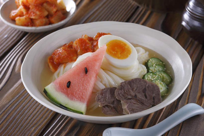 面食,面条,泡菜,无人,餐厅,横图,俯视,室内,特写,白天,烹饪,餐桌,桌子,西瓜,萝卜,白萝卜,黄瓜,餐具,切开,勺子,蛋,鸡蛋,面,肉,日本料理,牛肉,料理,食品,半个,菜肴,美食,肉类,食物,调羹,汤匙,碗,日式料理,切,一半,日式,佳肴,餐台,剖面,肉食,切面,草鸡蛋,进餐用具,烹调用具,寒瓜,青瓜,莱菔,胡瓜,彩图,高角度拍摄,餐馆,饭店,饭馆