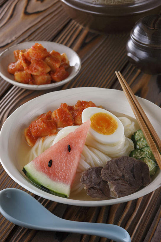 面食,面条,泡菜,无人,餐厅,竖图,俯视,室内,特写,白天,烹饪,餐桌,筷子,桌子,西瓜,萝卜,白萝卜,黄瓜,餐具,切开,勺子,蛋,鸡蛋,面,肉,日本料理,牛肉,料理,食品,半个,文化,传统,菜肴,美食,肉类,食物,调羹,汤匙,碗,日式料理,切,一半,日式,佳肴,餐台,礼节,礼仪,剖面,肉食,切面,草鸡蛋,进餐用具,烹调用具,寒瓜,青瓜,莱菔,胡瓜,彩图,高角度拍摄,餐馆,饭店,饭馆