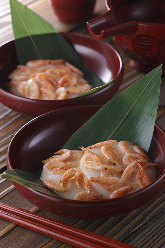 海鲜,无人,餐厅,竖图,俯视,室内,特写,白天,烹饪,餐桌,筷子,桌子,餐具,叶子,虾,日本料理,料理,食品,年糕,绿叶,调味品,调味料,文化,传统,水产,菜肴,美食,食物,绿色,白色,碗,日式料理,日式,嫩叶,佳肴,餐台,礼节,水生动物,海产品,礼仪,水生物,箬叶,芦苇叶,叶,叶片,进餐用具,烹调用具,彩图,高角度拍摄,餐馆,饭店,饭馆