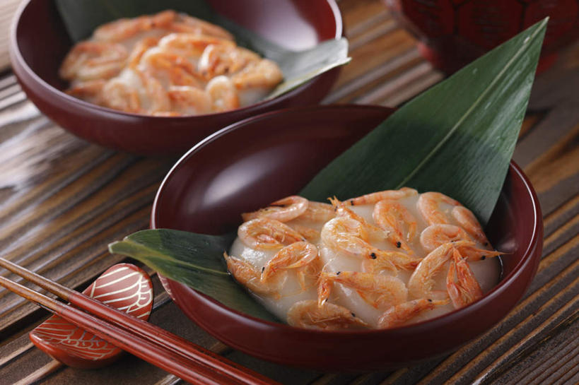 海鲜,无人,餐厅,横图,俯视,室内,特写,白天,烹饪,餐桌,筷子,桌子,餐具,叶子,虾,日本料理,料理,食品,年糕,绿叶,筷架,调味品,调味料,筷枕,文化,传统,水产,菜肴,美食,食物,绿色,白色,碗,日式料理,日式,嫩叶,佳肴,餐台,礼节,筷子架,水生动物,海产品,礼仪,水生物,箬叶,芦苇叶,叶,叶片,进餐用具,烹调用具,彩图,高角度拍摄,餐馆,饭店,饭馆