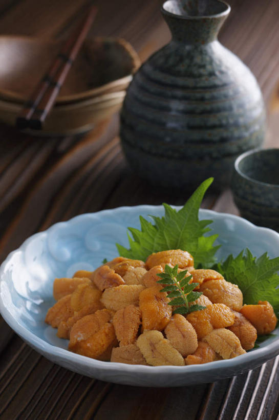 清酒,无人,餐厅,竖图,俯视,室内,特写,白天,烹饪,餐桌,筷子,桌子,杯子,餐具,叶子,一堆,堆叠,堆积,装饰,碟子,盘,日本料理,料理,食品,绿叶,鱼籽,文化,传统,菜肴,美食,酒,食物,黄色,绿色,盘子,酒杯,碟,碗,日式料理,日式,嫩叶,佳肴,餐台,清酒杯,堆,礼节,礼仪,叶,叶片,进餐用具,烹调用具,彩图,高角度拍摄,餐馆,饭店,饭馆