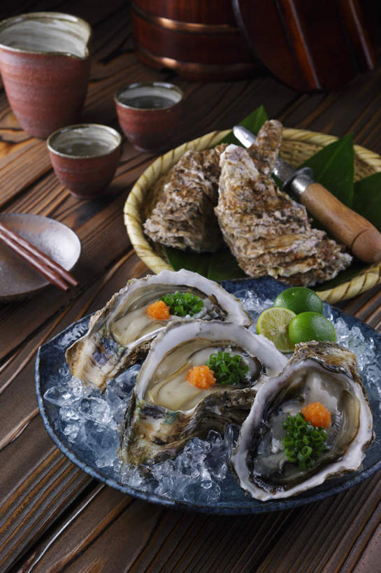 海鲜,清酒,芥末,无人,餐厅,竖图,俯视,室内,特写,白天,烹饪,餐桌,桌子,柠檬,蔬菜,杯子,餐具,水果,叶子,切碎,新鲜,装饰,碟子,盘,葱,青葱,青柠檬,日本料理,冰块,料理,食品,绿叶,牡蛎,水产,菜肴,美食,海洋生物,酒,食物,绿色,盘子,酒杯,碟,刀,日式料理,日式,嫩叶,佳肴,有机食品,绿色食品,餐台,清酒杯,生蚝,水生动物,海产品,水生物,海底动物,叶,叶片,益母果,柠果,彩图,高角度拍摄,餐馆,饭店,饭馆