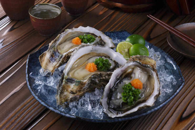 海鲜,清酒,芥末,无人,餐厅,横图,俯视,室内,特写,白天,烹饪,餐桌,筷子,桌子,柠檬,蔬菜,杯子,餐具,水果,叶子,切碎,新鲜,装饰,碟子,盘,葱,青葱,青柠檬,日本料理,冰块,料理,食品,绿叶,牡蛎,文化,传统,水产,菜肴,美食,海洋生物,酒,食物,绿色,盘子,酒杯,碟,刀,日式料理,日式,嫩叶,佳肴,有机食品,绿色食品,餐台,清酒杯,礼节,生蚝,水生动物,海产品,礼仪,水生物,海底动物,叶,叶片,益母果,柠果,彩图,高角度拍摄,餐馆,饭店,饭馆