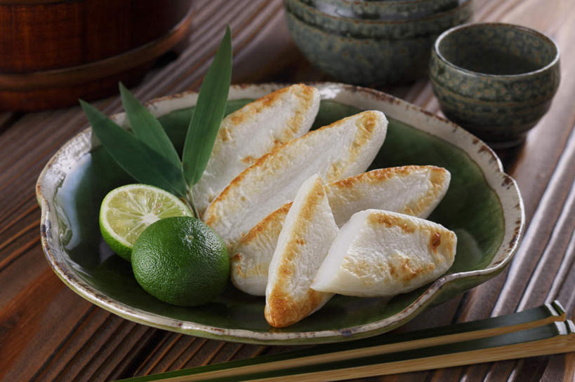 清酒,无人,餐厅,横图,俯视,室内,特写,白天,烹饪,餐桌,筷子,桌子,柠檬,杯子,餐具,水果,叶子,切开,装饰,碟子,盘,竹叶,青柠檬,日本料理,料理,食品,绿叶,半个,文化,传统,菜肴,美食,酒,食物,糕点,白色,盘子,酒杯,碟,日式料理,切,一半,日式,嫩叶,四块,佳肴,餐台,清酒杯,礼节,礼仪,剖面,切面,竹叶鱼糕,叶,叶片,进餐用具,烹调用具,益母果,柠果,彩图,高角度拍摄,餐馆,饭店,饭馆