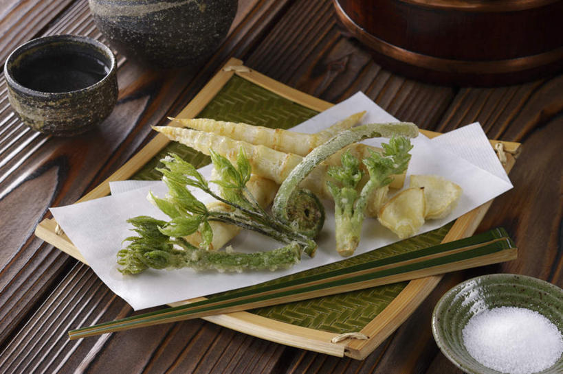 清酒,无人,横图,俯视,室内,特写,白天,烹饪,筷子,杯子,餐具,碟子,盘,菌菇,蘑菇,竹笋,日本料理,料理,食品,调味品,调味料,蕨菜,菌类,文化,传统,木耳,菜肴,美食,酒,食物,盘子,酒杯,碟,日式料理,日式,食用菌,佳肴,清酒杯,礼节,蕨类,礼仪,进餐用具,烹调用具,彩图,高角度拍摄