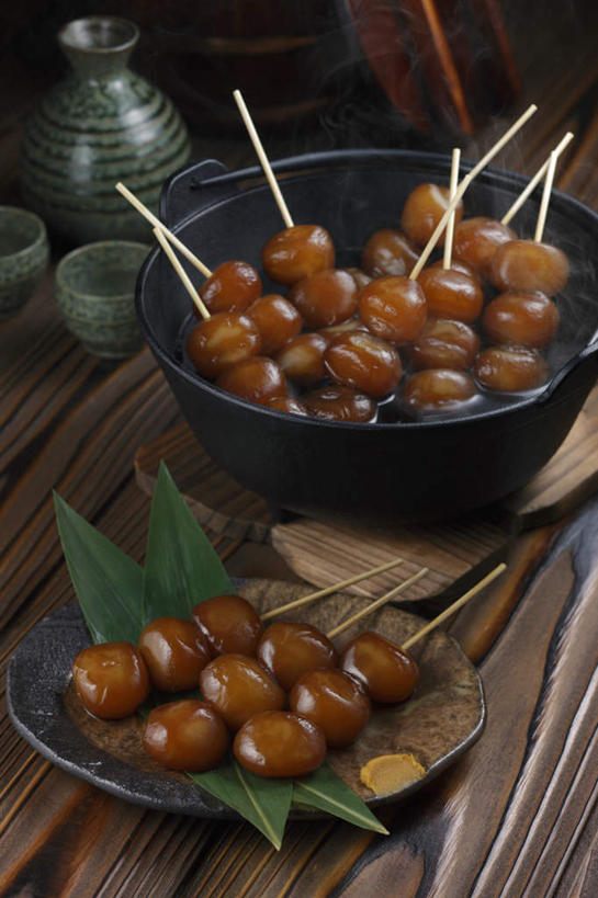 清酒,无人,餐厅,竖图,俯视,室内,特写,白天,烹饪,餐桌,桌子,杯子,餐具,叶子,一排,许多,整齐,日本料理,料理,食品,绿叶,丸子,锅,菜肴,美食,竹签,酒,食物,排列,酒杯,垫子,日式料理,日式,嫩叶,佳肴,餐台,清酒杯,队列,箬叶,芦苇叶,叶,叶片,进餐用具,烹调用具,彩图,高角度拍摄,餐馆,饭店,饭馆