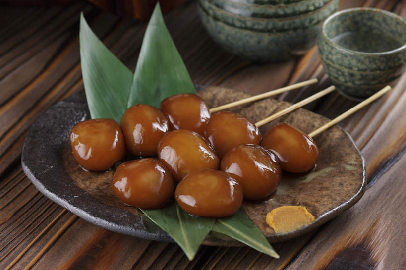 清酒,无人,餐厅,横图,俯视,室内,特写,白天,烹饪,餐桌,桌子,杯子,餐具,叶子,一排,许多,整齐,日本料理,料理,食品,绿叶,丸子,菜肴,美食,竹签,酒,食物,排列,酒杯,垫子,日式料理,日式,嫩叶,佳肴,餐台,清酒杯,队列,箬叶,芦苇叶,叶,叶片,进餐用具,烹调用具,彩图,高角度拍摄,餐馆,饭店,饭馆