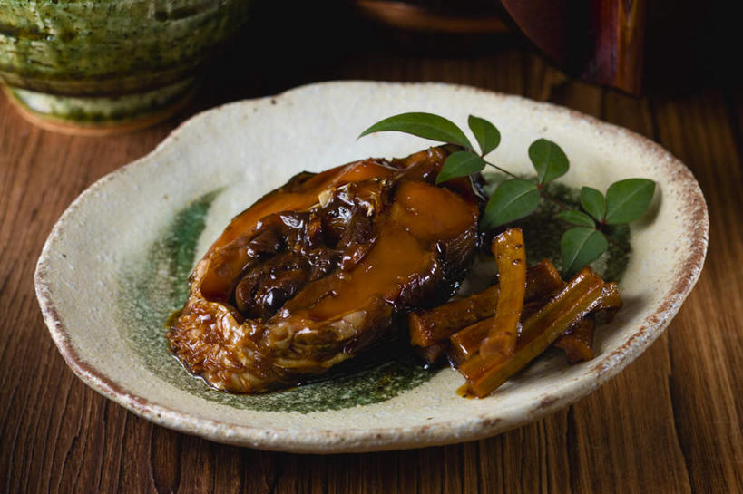 无人,餐厅,横图,俯视,室内,特写,白天,烹饪,餐桌,桌子,鲤鱼,餐具,叶子,装饰,鱼,碟子,盘,酱料,酱汁,肉,鱼肉,日本料理,料理,食品,绿叶,调味品,调味料,菜肴,美食,肉类,鱼类,食物,盘子,碟,日式料理,日式,嫩叶,佳肴,餐台,肉食,叶,叶片,鲤子,鲤拐子,彩图,高角度拍摄,餐馆,饭店,饭馆