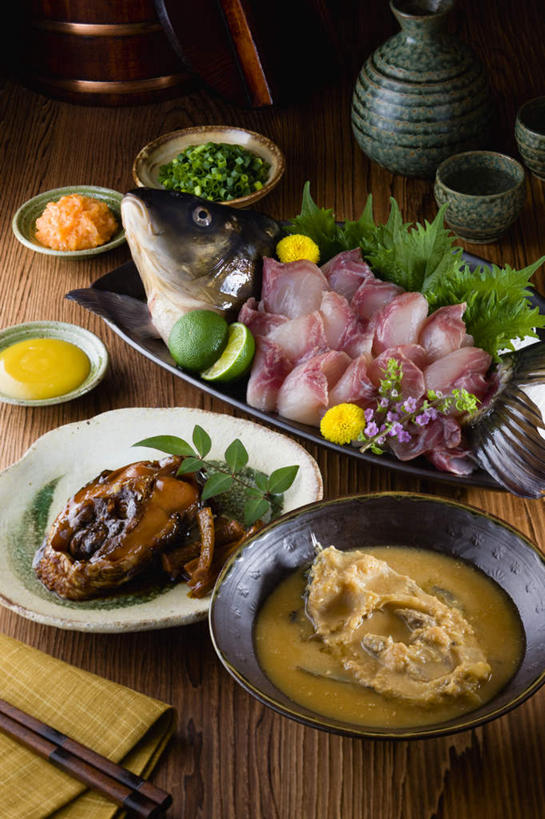 清酒,生鱼片,芥末,无人,餐厅,竖图,俯视,室内,特写,白天,烹饪,餐桌,筷子,桌子,鲤鱼,柠檬,蔬菜,杯子,餐具,水果,叶子,许多,切片,切碎,新鲜,装饰,盛开,鱼,碟子,盘,葱,青葱,青柠檬,酱料,酱汁,肉,汤,鱼肉,日本料理,料理,食品,绿叶,调味品,调味料,花蕾,文化,传统,菜肴,美食,肉类,酒,花,花瓣,花朵,鲜花,食物,盘子,酒杯,垫子,碟,日式料理,日式,嫩叶,菊花,佳肴,有机食品,绿色食品,餐台,清酒杯,礼节,紫苏,礼仪,肉食,叶,叶片,进餐用具,烹调用具,益母果,柠果,彩图,高角度拍摄,餐馆,饭店,饭馆