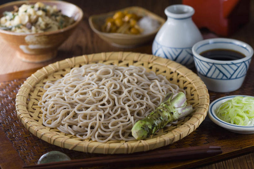 面食,面条,无人,餐厅,横图,俯视,室内,特写,白天,烹饪,餐桌,筷子,桌子,餐具,装饰,面,日本料理,料理,食品,筷架,调味品,调味料,筷枕,竹扁,文化,传统,菜肴,美食,食物,日式料理,日式,荞麦面,佳肴,竹编,餐台,礼节,筷子架,配菜,礼仪,进餐用具,烹调用具,彩图,高角度拍摄,餐馆,饭店,饭馆