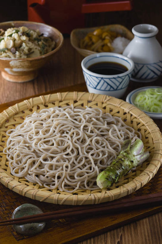 面食,面条,无人,餐厅,竖图,俯视,室内,特写,白天,烹饪,餐桌,筷子,桌子,餐具,装饰,面,日本料理,料理,食品,筷架,调味品,调味料,筷枕,竹扁,文化,传统,菜肴,美食,食物,日式料理,日式,荞麦面,佳肴,竹编,餐台,礼节,筷子架,配菜,礼仪,进餐用具,烹调用具,彩图,高角度拍摄,餐馆,饭店,饭馆