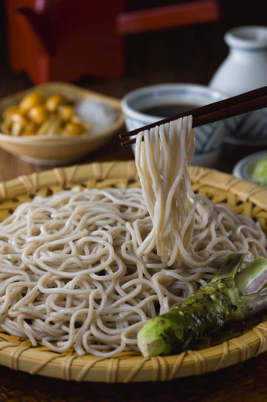 面食,面条,无人,餐厅,竖图,俯视,室内,特写,白天,烹饪,餐桌,筷子,桌子,餐具,许多,装饰,面,日本料理,料理,食品,筷架,调味品,调味料,筷枕,竹扁,文化,传统,菜肴,美食,食物,灰色,日式料理,日式,荞麦面,佳肴,竹编,餐台,礼节,筷子架,配菜,礼仪,进餐用具,烹调用具,彩图,高角度拍摄,餐馆,饭店,饭馆