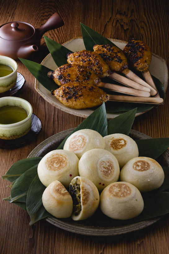 无人,餐厅,竖图,俯视,室内,特写,白天,烹饪,烧烤,餐桌,桌子,杯子,叶子,一堆,许多,堆叠,堆积,棍子,壶,日本料理,料理,食品,年糕,绿叶,烤肉,菜肴,美食,竹签,水壶,食物,糕点,白色,茶壶,水杯,日式料理,日式,嫩叶,佳肴,餐台,堆,箬叶,芦苇叶,叶,叶片,茶杯,彩图,高角度拍摄,餐馆,饭店,饭馆