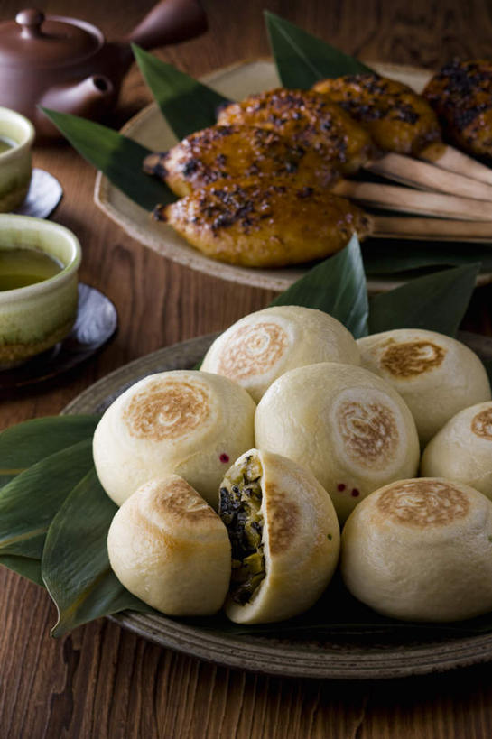 无人,餐厅,竖图,俯视,室内,特写,白天,烹饪,烧烤,餐桌,桌子,杯子,叶子,一堆,许多,堆叠,堆积,棍子,壶,日本料理,料理,食品,年糕,绿叶,烤肉,菜肴,美食,竹签,水壶,食物,糕点,白色,茶壶,水杯,日式料理,日式,嫩叶,佳肴,餐台,堆,箬叶,芦苇叶,叶,叶片,茶杯,彩图,高角度拍摄,餐馆,饭店,饭馆