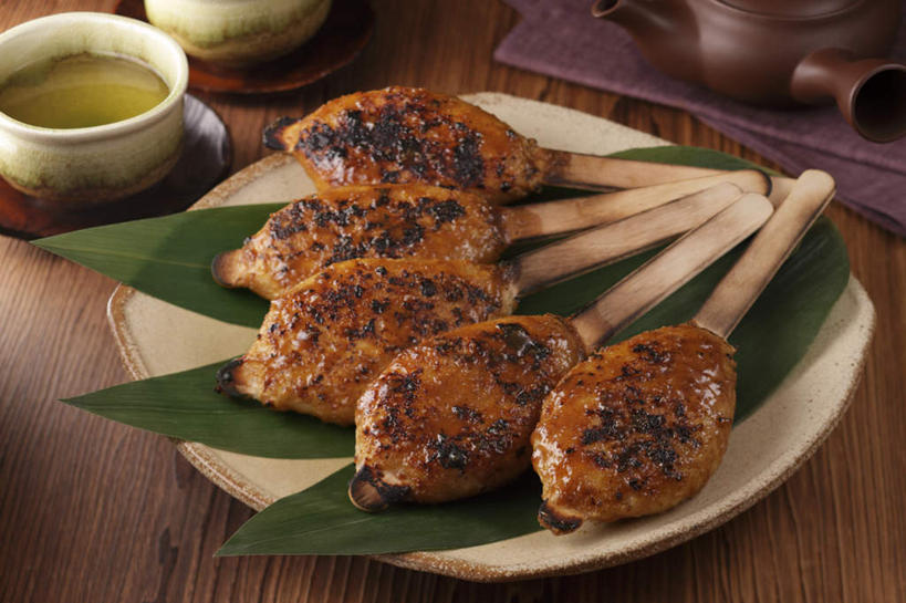 无人,餐厅,横图,俯视,室内,特写,白天,烹饪,烧烤,餐桌,桌子,杯子,叶子,一堆,许多,堆叠,堆积,棍子,壶,日本料理,料理,食品,绿叶,烤肉,菜肴,美食,竹签,水壶,食物,白色,茶壶,水杯,日式料理,日式,嫩叶,佳肴,餐台,堆,箬叶,芦苇叶,叶,叶片,茶杯,彩图,高角度拍摄,餐馆,饭店,饭馆